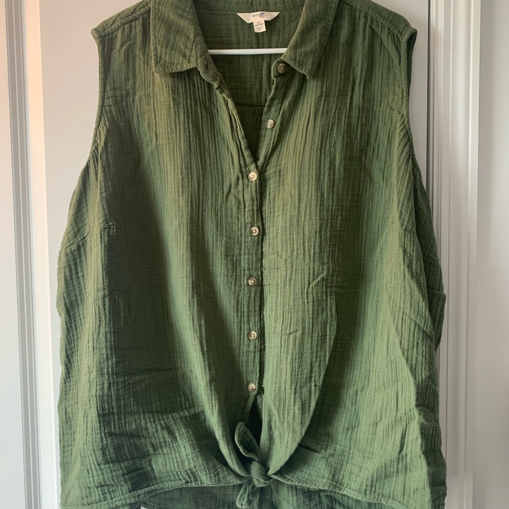 Sleeveless green shirt with tie waist
